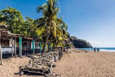 Bitcoin Beach, el famoso parque acuático que construirá El Salvador El primer parque de olas de toda américa central, va a ser inaugurado en territorio salvadoreño, para convertir al país en un gran centro de turistas y ser atracción para cientos de surfistas amantes de las aguas del caribe, y lo más interesante de todo este parque, es que, tal como su nombre lo dice, bitcoin beach, todo lo que se consuma dentro de las instalaciones, desde la entrada y la comida, hasta las atracciones, podrá ser cancelado utilizando la criptomoneda. El parque estará ubicado en la ciudad de El Zonte, una pequeña comunidad de costas dentro de El Salvador, que se ha dado renombre gracias a qué fue la primera provincia en aceptar como método de pago el bitcoin, sin importar cuál fuera la posición o política del gobierno en curso. Permitiendo así que la cripto-divisa entrara a su red de comercio y convirtiéndola en una moneda de flujo netamente legal, de manera que la compra de cualquier productos, material o alimenticio, o el alquiler de lanchas y casas de playa, podría ser pagado por medio de una transacción de bitcoin. Y bueno, fue después de que se corriera la voz de esta innovación por todo el país centroamericano, que el gobierno salvadoreño tomaría la decisión de legalizar la criptomoneda e introducirla a su mercado como un método de pago aceptado en todos sus comercios. Volviéndose el primer país del mundo en adoptar el bitcoin como una moneda oficial. En cuestión de unos pocos meses, turistas de todo el mundo podrán gozar de este intrépido parque acuático, y El Salvador será conocido por ser el primer país de centro américa en abrir un parque de olas, y el primero del mundo en el que para disfrutar de las atracciones, sus visitantes tendrán que pagar en bitcoin. Cabe destacar, que el mandatario del país, Nayib Bukele, afirmó que el parque tendrá atracciones repletas de diversión hecha especialmente para llamar la atención de los surfistas, y darle un toque algo distinto al centro turístico, tal como hicieron con surf city.